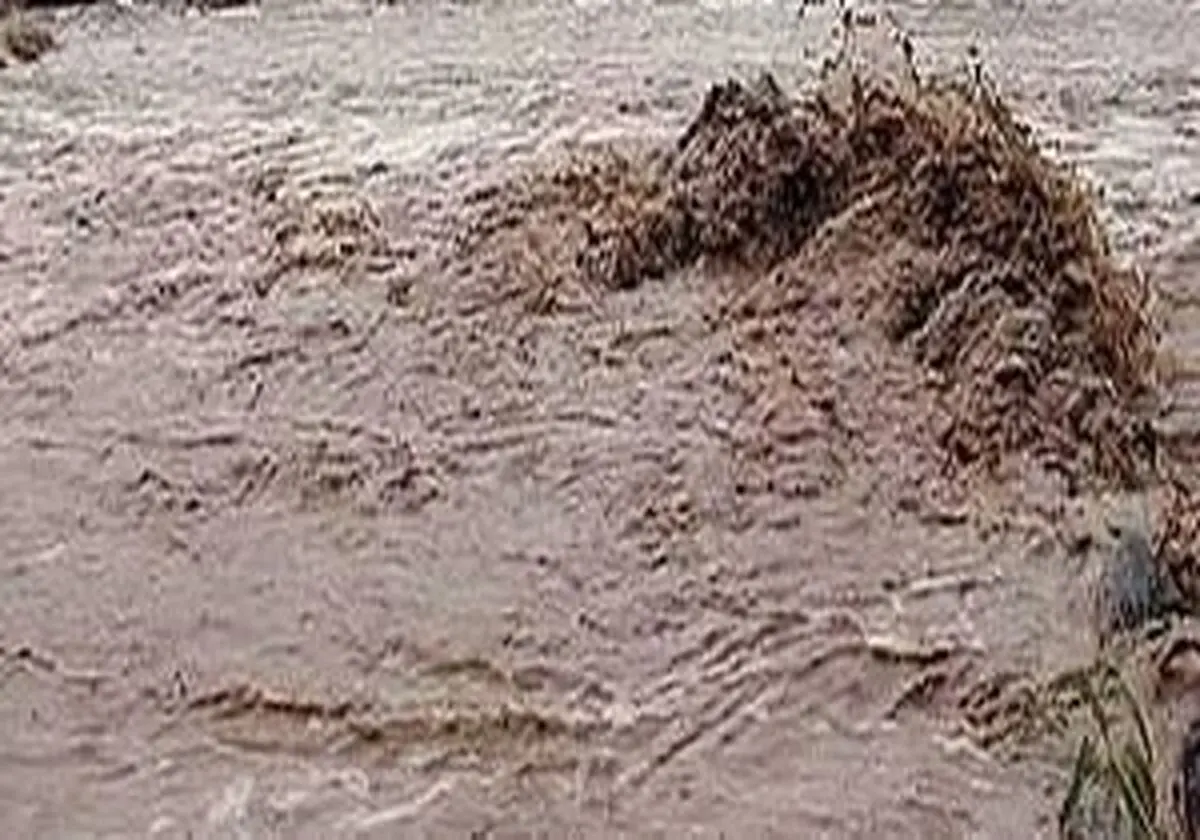 گرفتار شدن 8 سرنشین خودرو در سیل/ 1 آتش نشان مصدوم شد