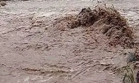 گرفتار شدن 8 سرنشین خودرو در سیل/ 1 آتش نشان مصدوم شد