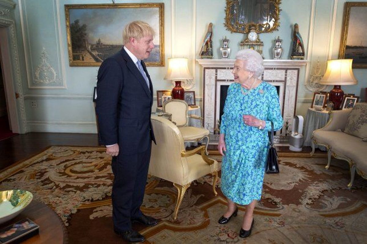 احتمالا ملکه بوریس جانسون را برکنار کند/ آیا نخست وزیر انگلیس تغییر می‌کند؟