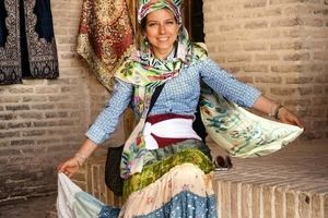 عکس| گردشگر ایتالیایی با لباس سنتی ایرانی در یزد