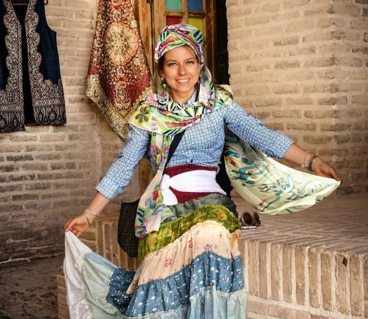 عکس| گردشگر ایتالیایی با لباس سنتی ایرانی در یزد