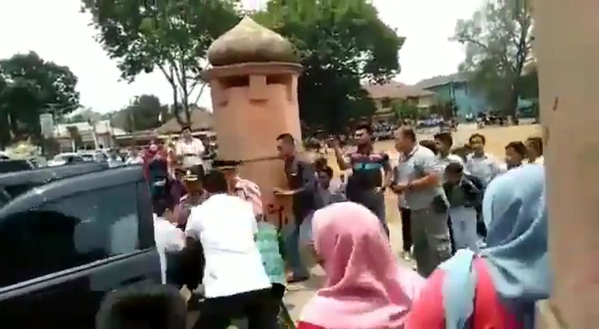وزیر امنیت اندونزی با چاقو زخمی شد + فیلم