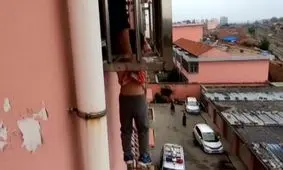 آویزان ماندن کودک خردسال از طبقه چهارم آپارتمان! + فیلم