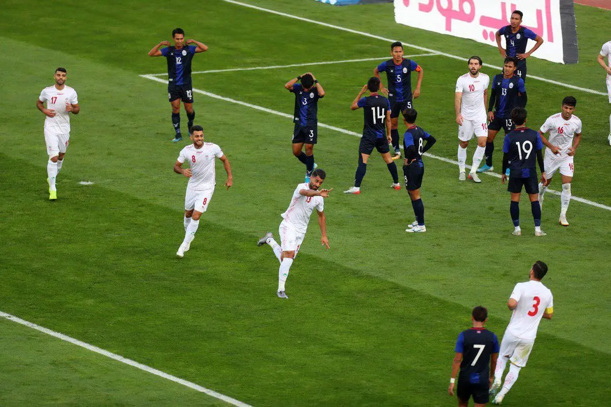 تشویق تیم ملی توسط هواداران بانوان پس از بازی