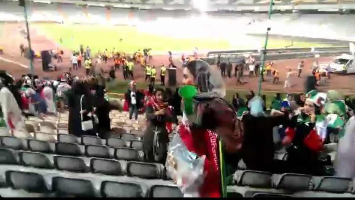تمیز کردن ورزشگاه آزادی توسط بانوان فوتبالدوست پس از دیدار ایران با کامبوج + ویدئو