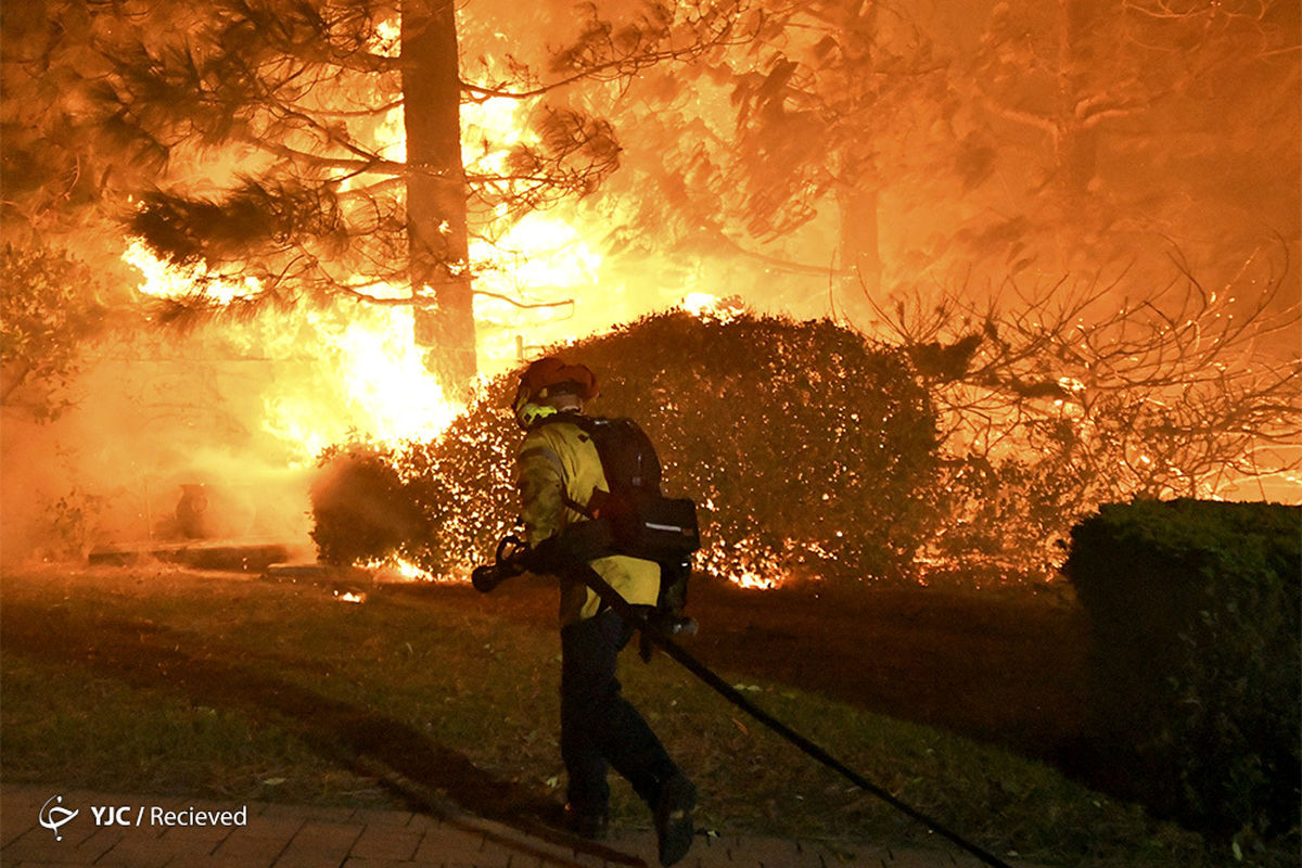 آتش‌سوزی در کالیفرنیا؛ ده‌ها هزار نفر منازل خود را تخلیه کردند + فیلم