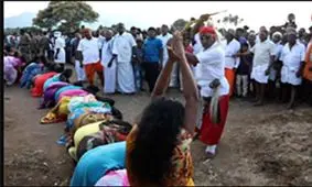 لحظه شلاق زدن زنان و دختران در ملاءعام + فیلم