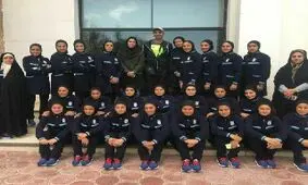 عادل فردوسی پور در کنار بازیکنان تیم ملی فوتبال بانوان