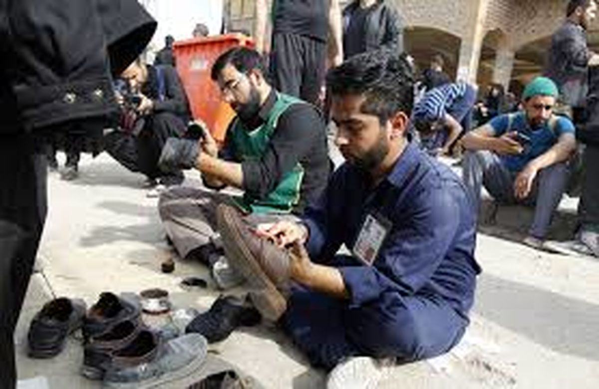 واکس زدن کفشهای عاشقان ابا عبدالله الحسین (ع) / فیلم