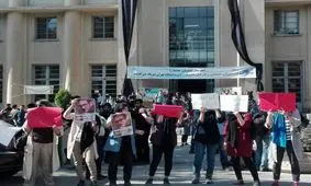 دل پر دانشجویان و دست نوشته‌های اعتراض در زمان سخنرانی روحانی+ عکس