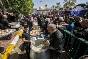 ۳۰ تریلی آب و غذا به کربلا ارسال شد / ذخیره ۱۱ میلیون بطری آب در مرزها