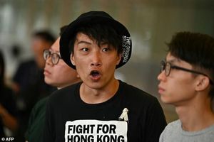 حمله با چکش به یکی از رهبران اعتراضات هنگ‌کنگ