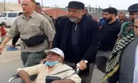 (عکس) وزیر اطلاعات در حال خدمت به زائران اربعین