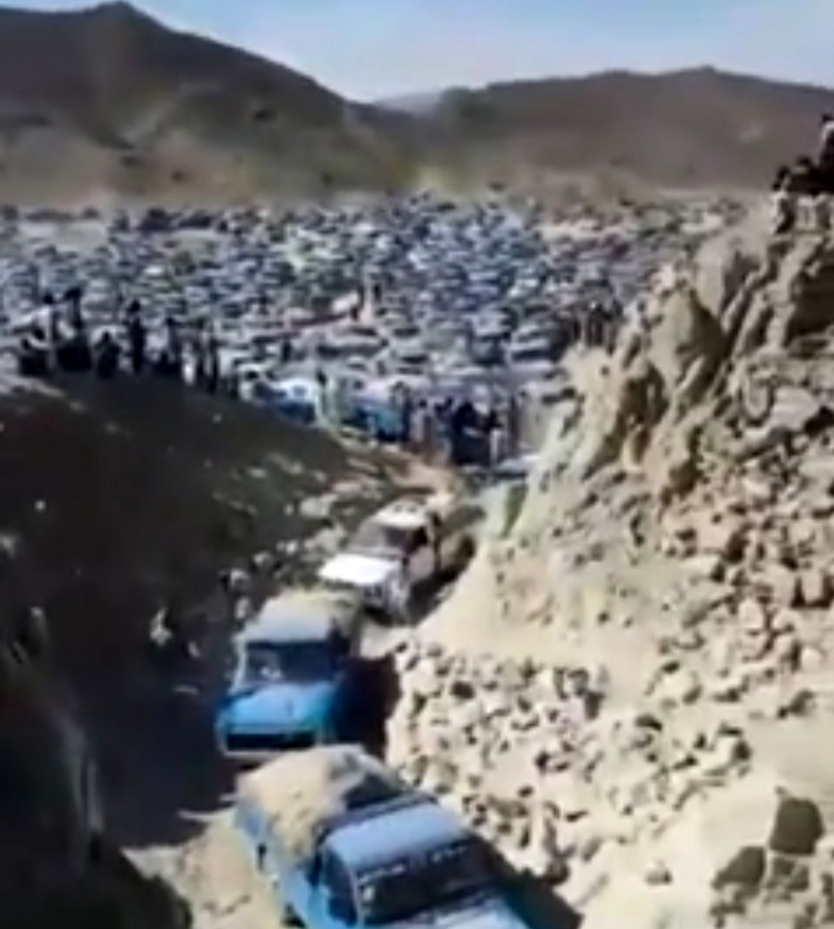 فیلم| ترافیک پرحجمِ قاچاقچیان سوخت در سیستان و بلوچستان!