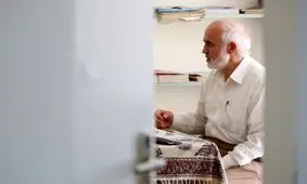 وکلا و پزشکان در تعیین دستمزدهای کاری خود بی‌رحم هستند / دولت گاهی در فرارهای مالیاتی مقصر است