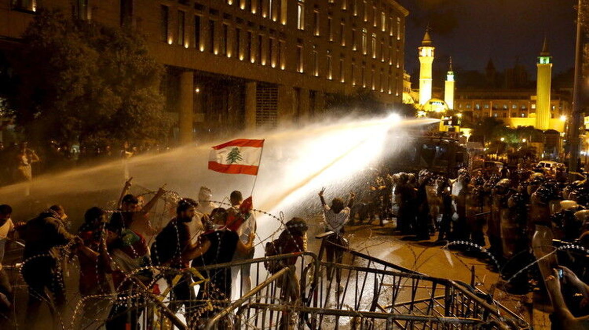 معترضان لبنانی اطراف کاخ ریاست جمهوری را ترک کردند