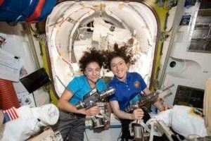 راهپیمایی فضایی ۲ فضانورد زن برای اولین بار + فیلم