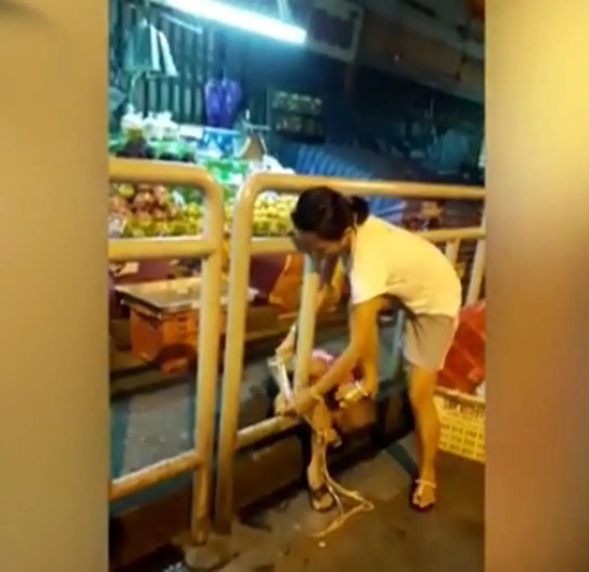 تنبیه دردناک مادر بی‌رحم برای پسرش +فیلم