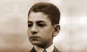 محمدرضا پهلوی 100 ساله شد / او مدعی بود امام علی(ع) را دیده و توسط حضرت ابالفضل(ع) شفا گرفته/ چرا پهلوی کوچک اصلا نمی‌خندید؟