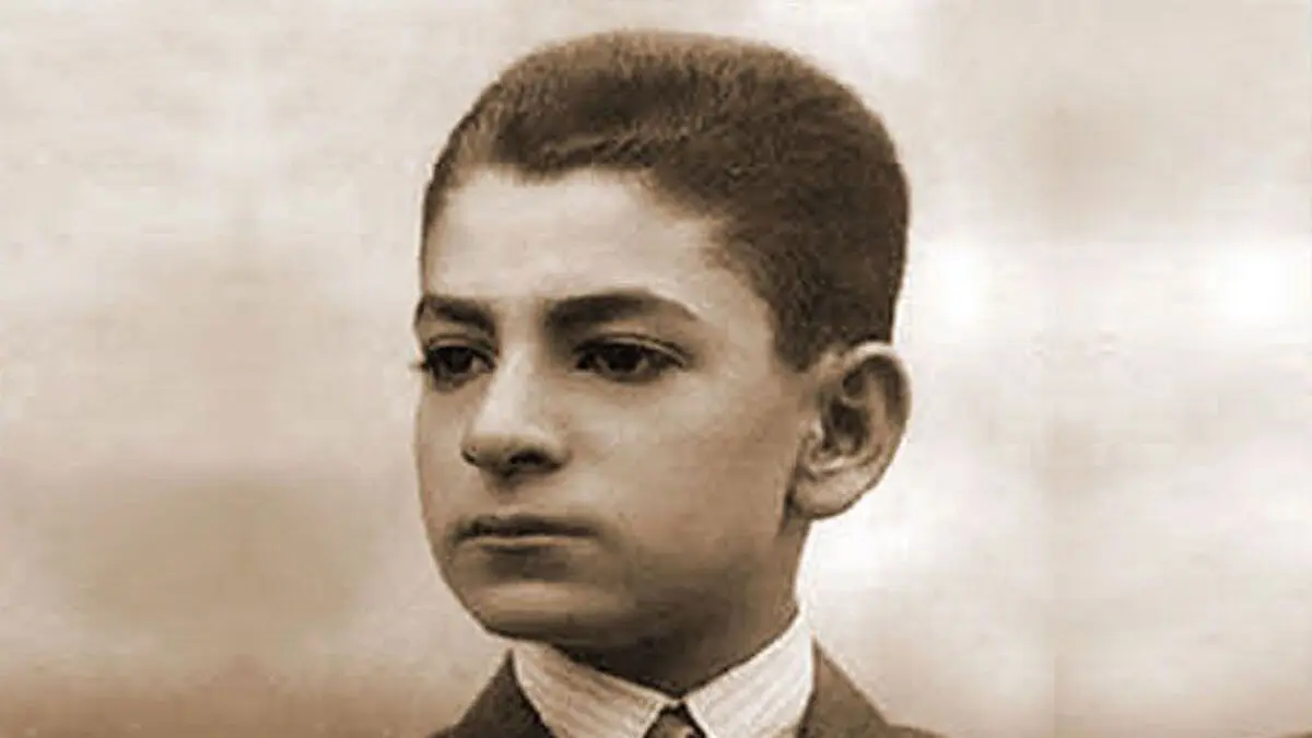 محمدرضا پهلوی 100 ساله شد / او مدعی بود امام علی(ع) را دیده و توسط حضرت ابالفضل(ع) شفا گرفته/ چرا پهلوی کوچک اصلا نمی‌خندید؟