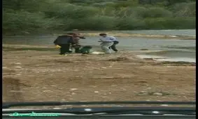 مشقت مردم برای رد شدن از پلی که بر اثر سیل در خرم‌آباد فروریخت