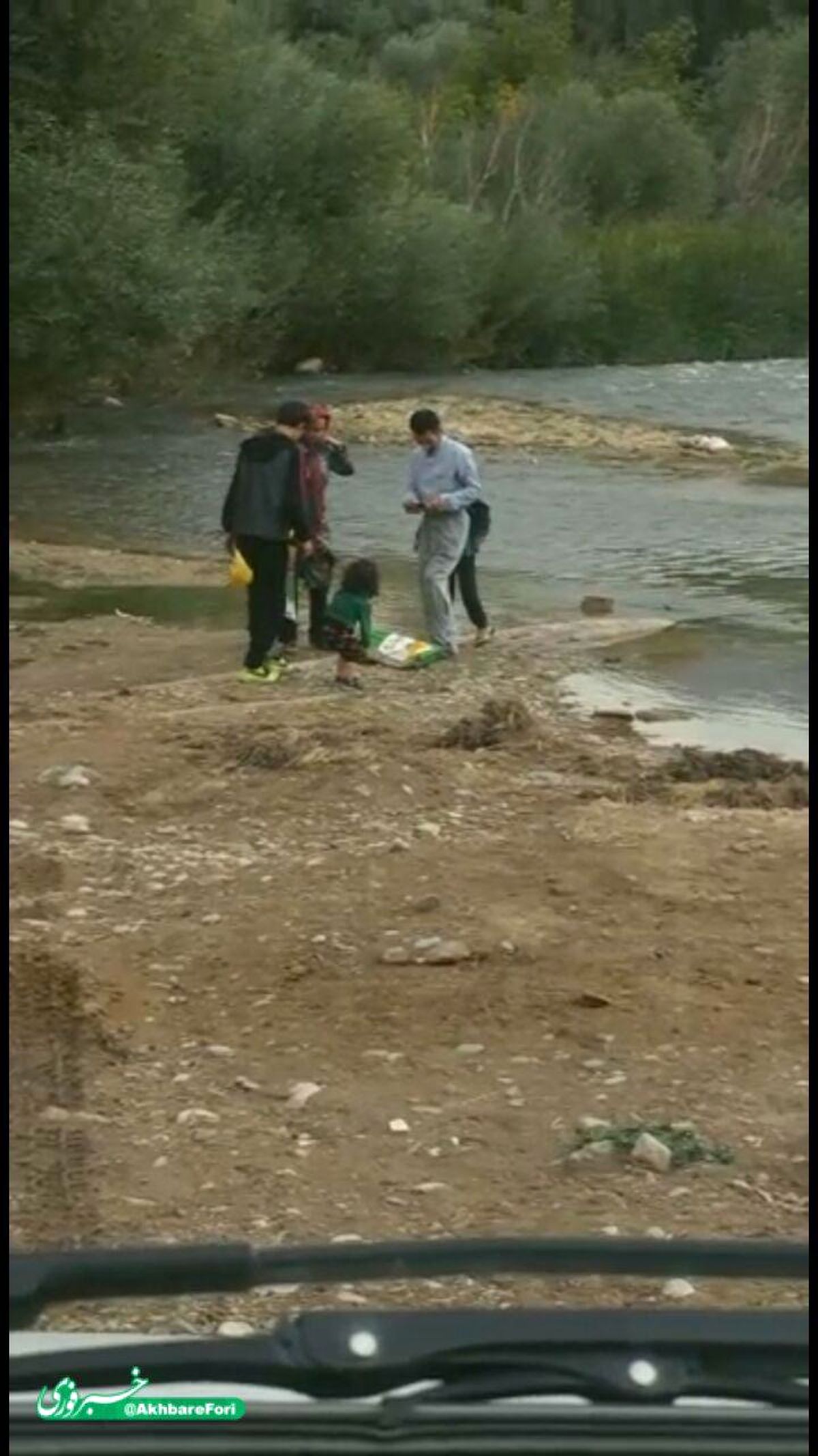 مشقت مردم برای رد شدن از پلی که بر اثر سیل در خرم‌آباد فروریخت