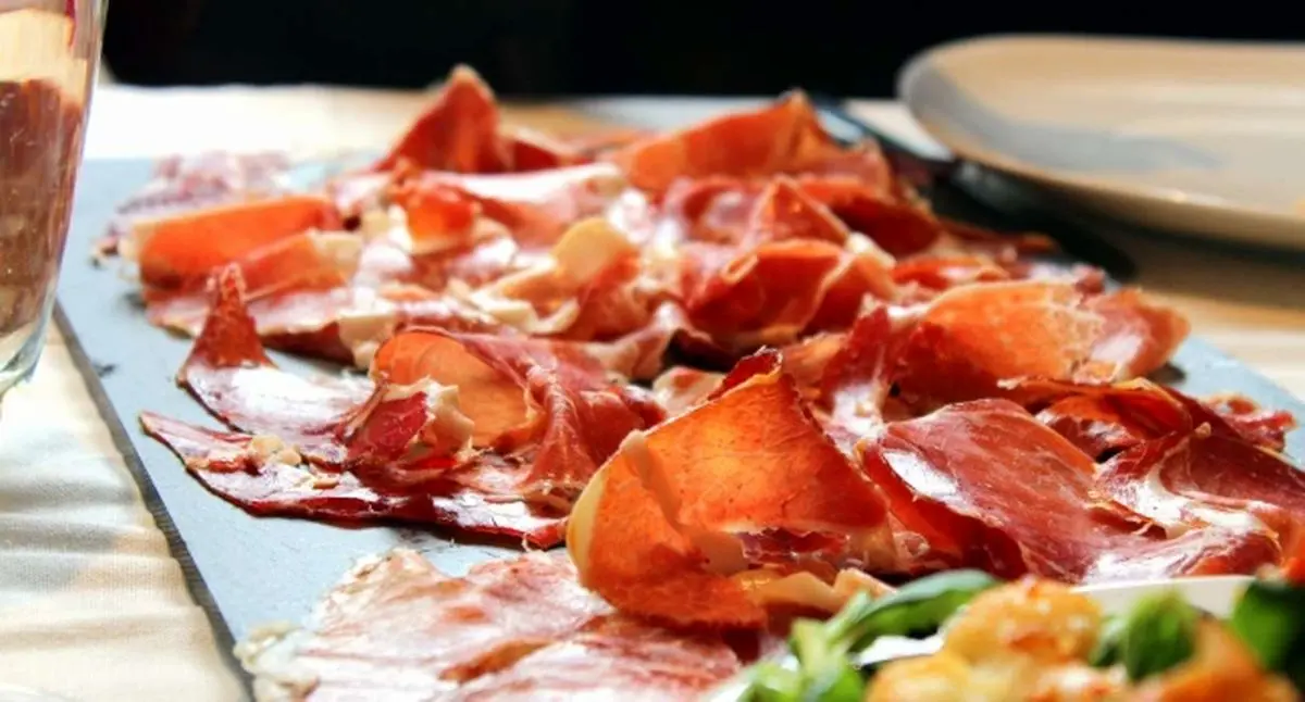 گران‌قیمت‌ترین خوراکی‌های دنیا / از پنیر گوزن شمالی تا سوپ لانه پرستو + تصاویر