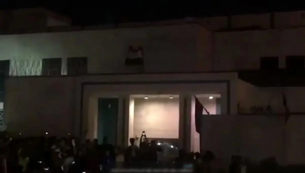 اهانت به کنسول‌گری ایران در کربلا / فیلم