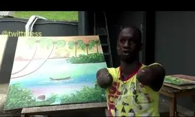 فیلم| نقاش ۴۰ ساله بدون دست و پا؛ اما باامید