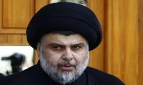 مقتدی صدر، رهبر جریان الصدر عراق در جمع معترضان / عکس