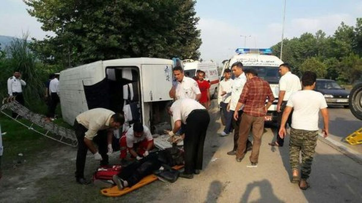 تصادف مینیبوس دانشآموزان دختر با کوه