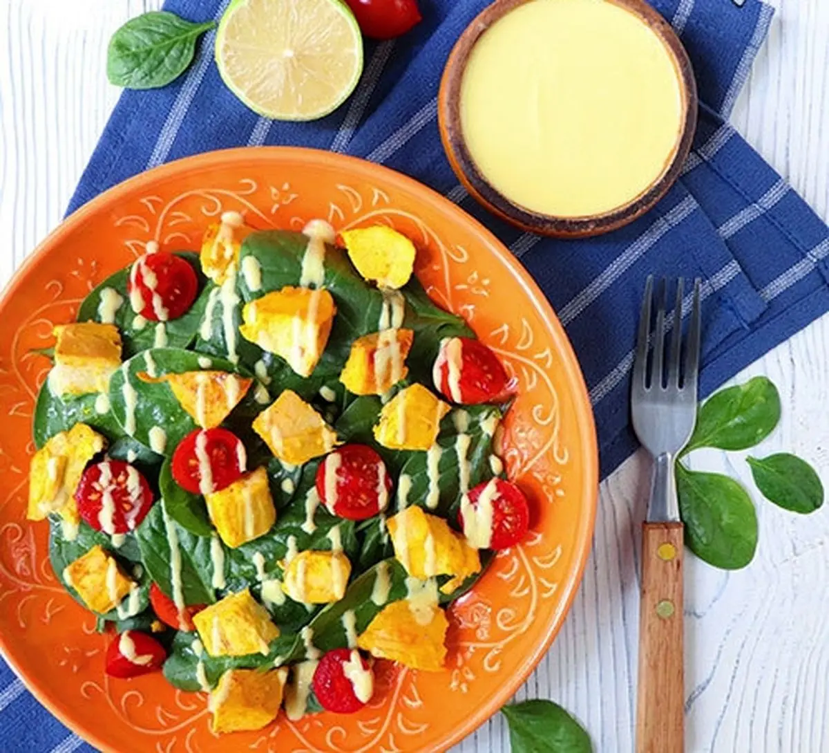 سالاد مرغ و اسفناج با سس ماست می‌چسبد!