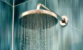 5 اشتباهی که در هنگام استحمام انجام می‌دهید/ چرا نباید صورت را در حمام شست؟