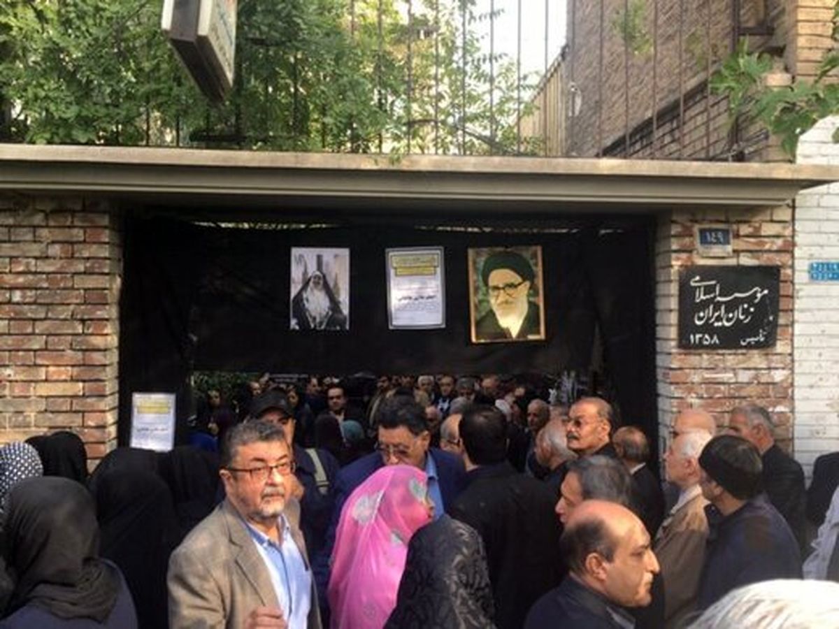 حضور پررنگ اصلاحطلبان در مراسم تشییع پیکر اعظم طالقانی / احمد منتظری بر پیکر دختر آیتالله طالقانی نماز خواند