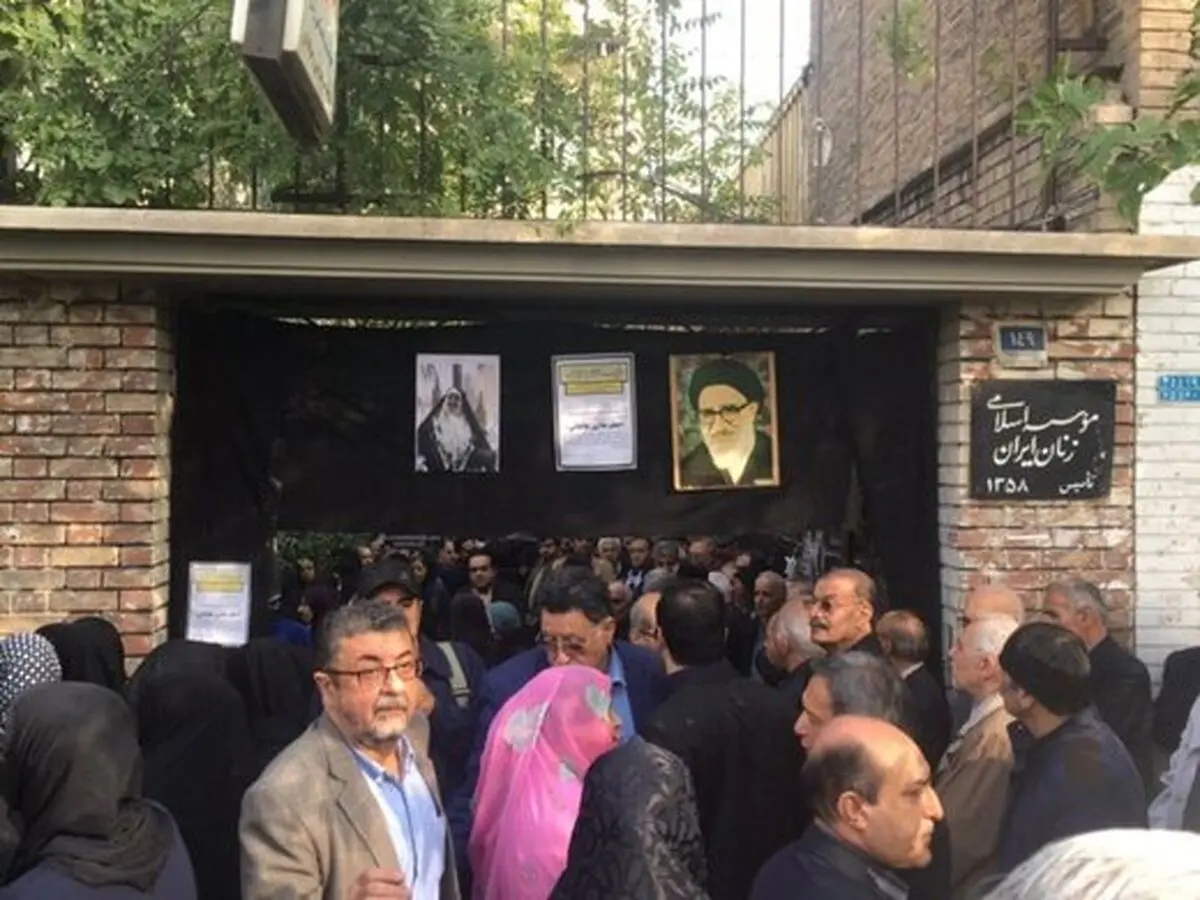 حضور پررنگ اصلاح‌طلبان در مراسم تشییع پیکر اعظم طالقانی / احمد منتظری بر پیکر دختر آیت‌الله طالقانی نماز خواند