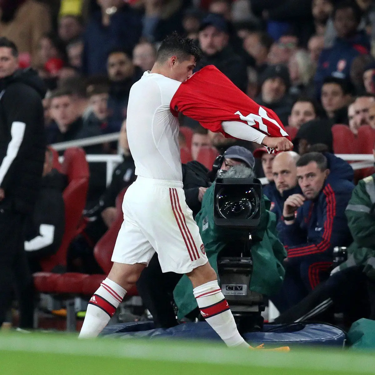 امری تایید کرد؛ ژاکا همچنان دور از ترکیب آرسنال