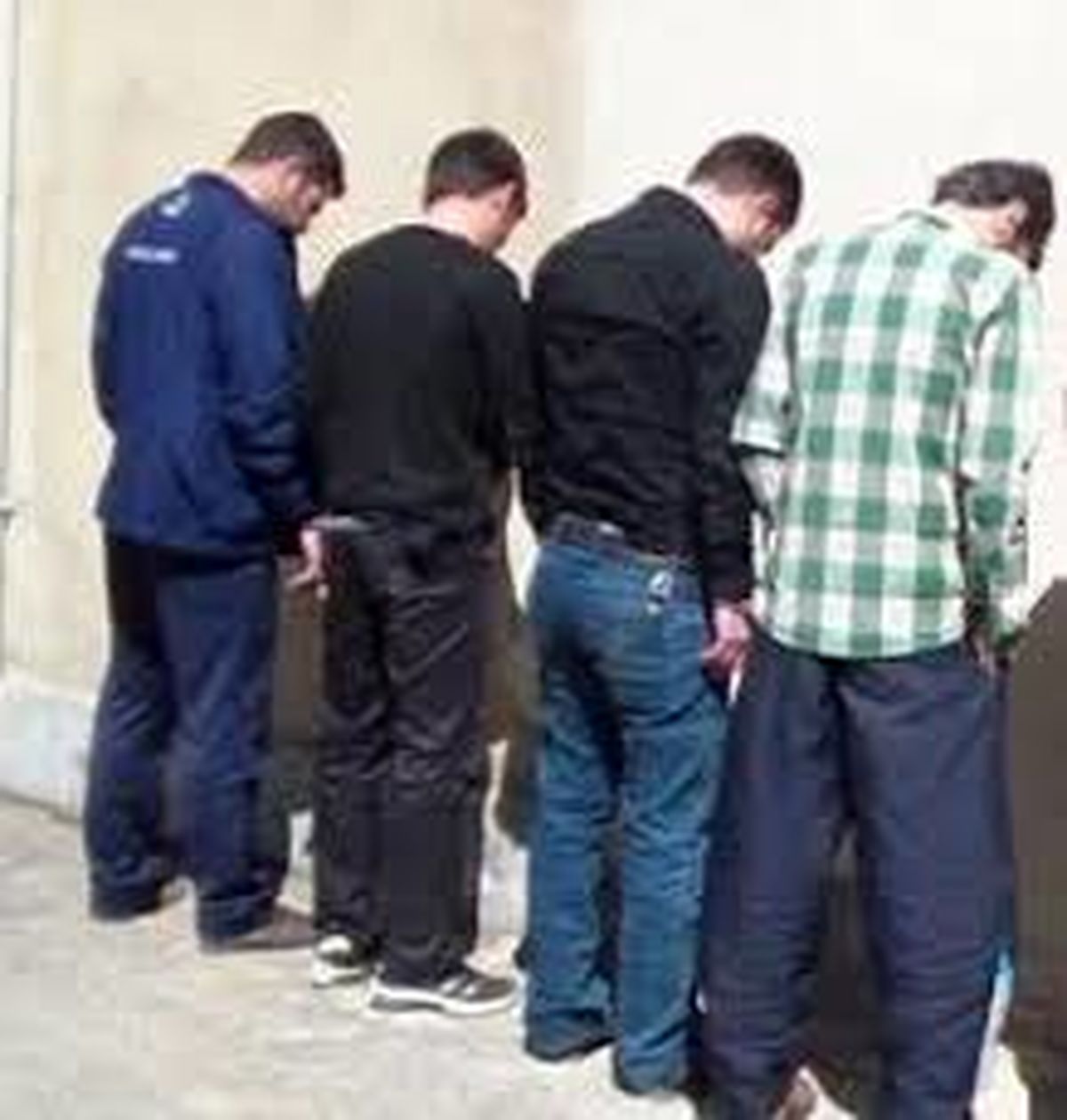 سارقان کارگاههای تولید گلاب در کاشان دستگیر شدند