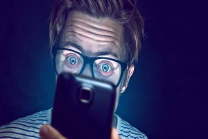 خیره شدن به تلفن همراه در تاریکی منجر به نابینایی می‌شود!