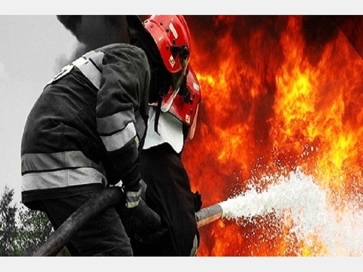 نجات یک زن و ۲ کودک در آتشسوزی یک ساختمان مسکونی