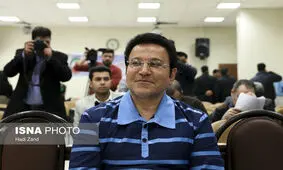 حسین هدایتی با دستبند و ماسک در راهرو دادگاه کیفری تهران
