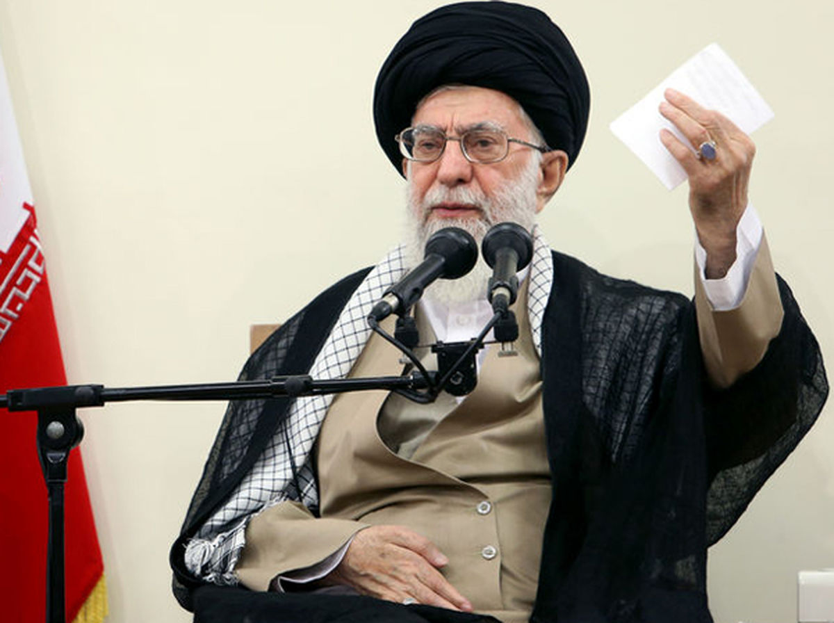 بعضیها تاریخ را تحریف میکنند که «شروع اختلافات از تسخیر لانه جاسوسی بوده» / ماجرا به پیش از کودتای ۲۸مرداد برمیگردد