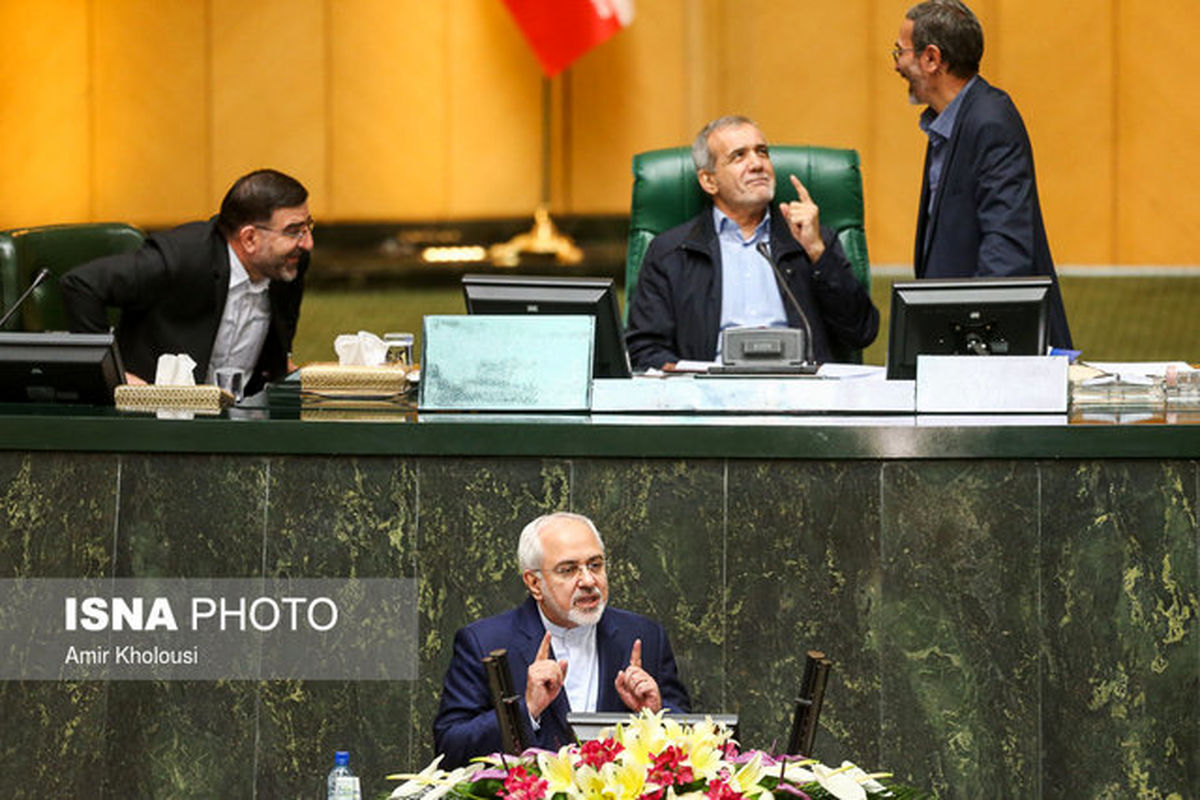 ظریف: دامن نظام از پولشویی پاک است / ابطحی: انتظار نداشتیم با توپ پُر به مجلس بیایید