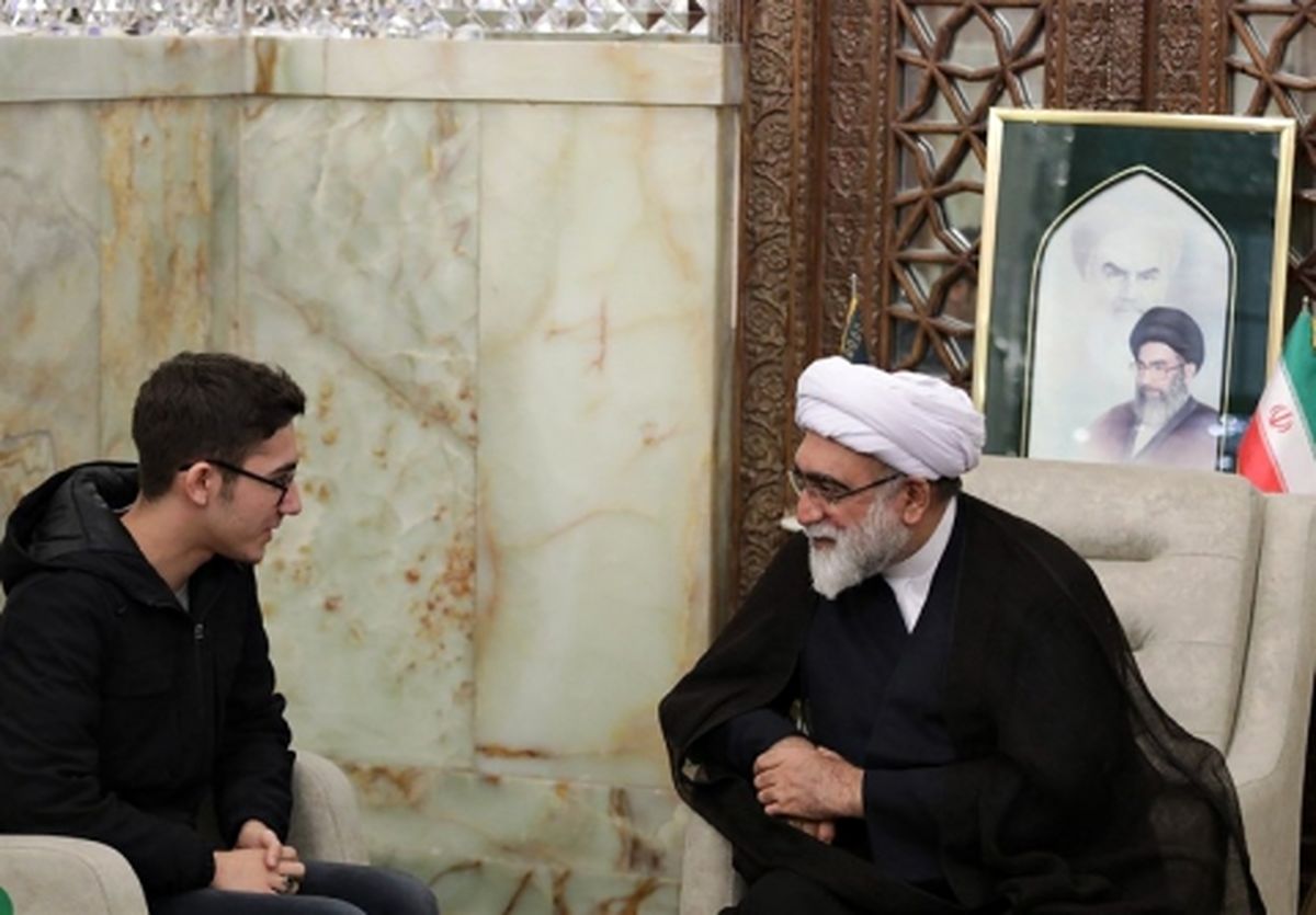تجلیل تولیت آستان قدس رضوی از آرین غلامی شطرنجباز کشورمان در دفاع از مردم مظلوم فلسطین