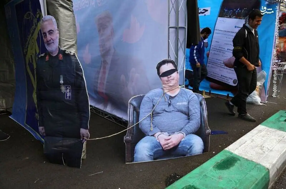 روح الله زم در تظاهرات ۱۳ آبان سال ۱۳۹۸ در مقابل لانه جاسوسی