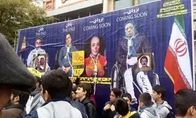 واکس رایگان روی پرچم آمریکا/بنری که نوید بازداشت «رجوی» را می‌داد