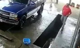 سقوط مرد در درون چاله تعمیرگاه خودرو + فیلم