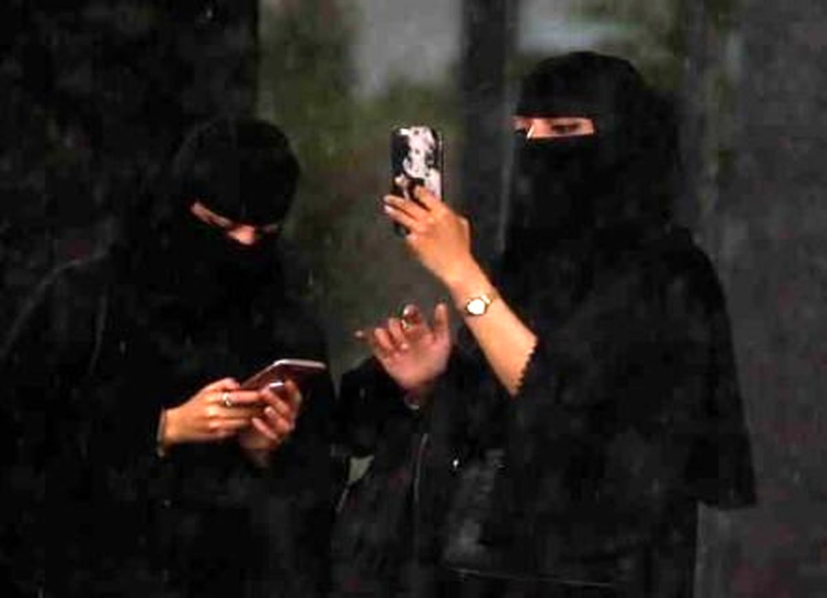 درخواست از زنان عربستان برای سوزاندن برقعهایشان جنجال به پا کرد/ دادستانی ورود کرد