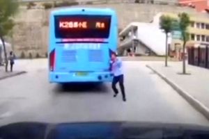 راننده اتوبوس صحنه عجیبی را رقم زد + فیلم