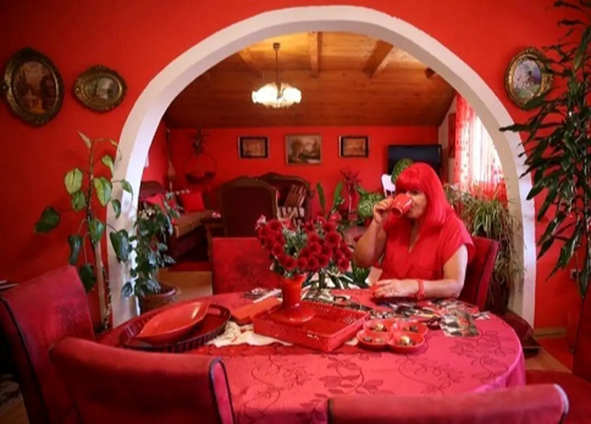 وسواس شدید یک زن به رنگ قرمز