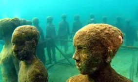 مروری بر شگفت‌انگیزترین نشانه‌های انسان زیر آب / از مجسمه مسیح تا کلبه اسرارآمیز
